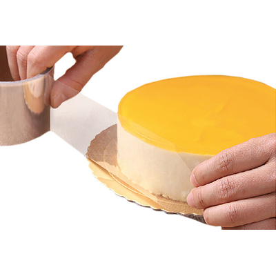 Nepriľnavá páska z PVC ideálna na lemovanie okrajov tort a na výrobu čokoládových dekorácií 30 mm x 10 m | SILIKOMART, 73.492.86.0001